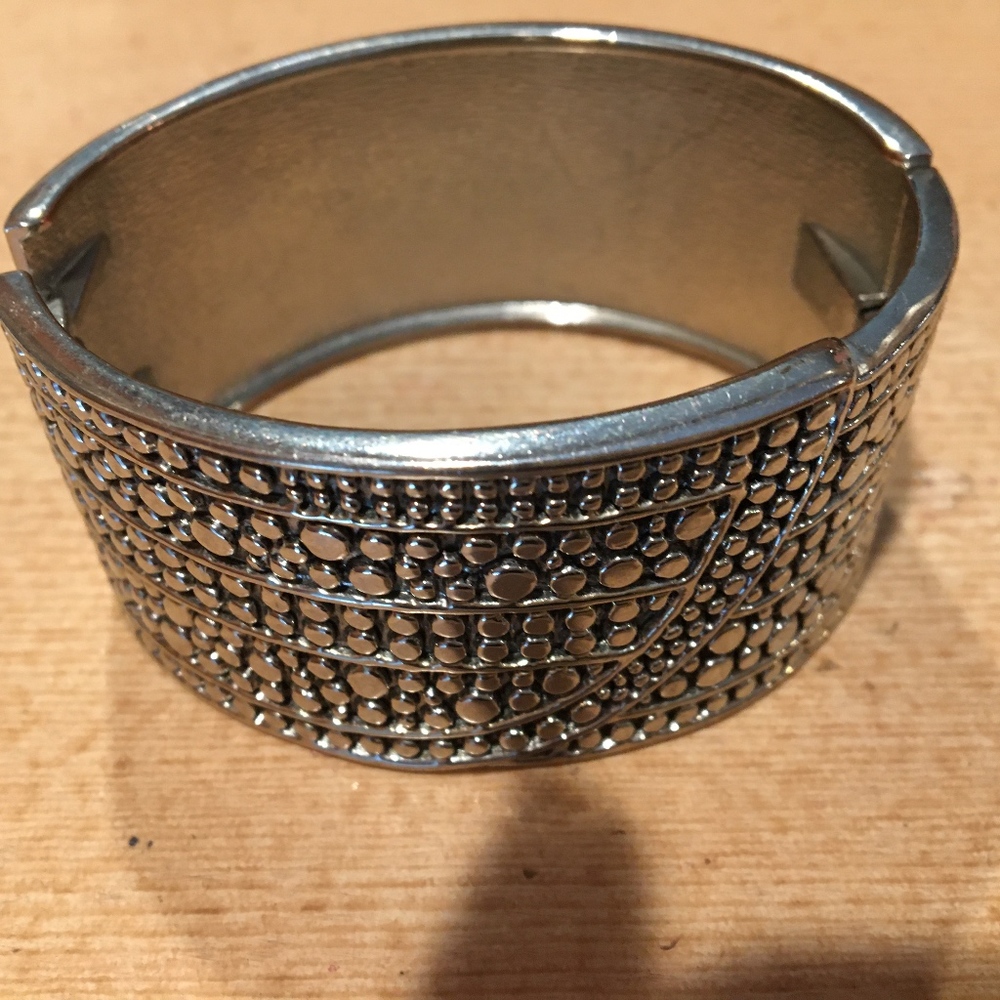 Silver color bracelet with beautiful detail